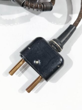 Doppelfernhörer der Wehrmacht, datiert 1944. Kabel und Stecker neuzeitlich ergänzt, Funktion nicht geprüft .