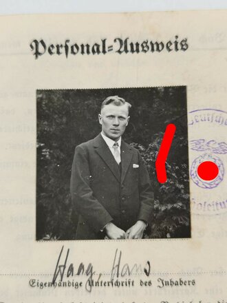 NSDAP Mitgliedsbuch Nr. 672487  für einen politischen Leiter der 1931 in die NSDAP eingeteten ist.