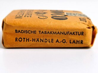 Pack "Hoco" Zigaretten, ungeöffnet, Steuerbanderole mit Hakenkreuz, dieses geschwärzt