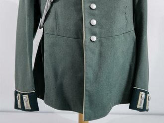 Heer, Waffenrock für einen Offizier im Infanterie Regiment 94 mit Paradefangschnur. Die Effekten original vernäht, Brustadler fehlt. Guter Gesamtzustand