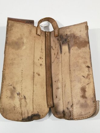 Einsatz zur Beschlagzeugtasche für berittenes Hufbeschlagpersonal der Wehrmacht, zum Teil Mäusefraß