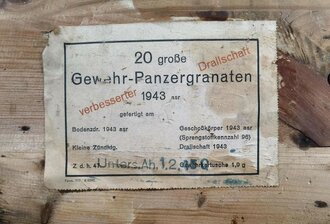 Transportkasten für " 20 große Gewehr Panzergranaten" der Wehrmacht. Der Packzettel datiert 1943