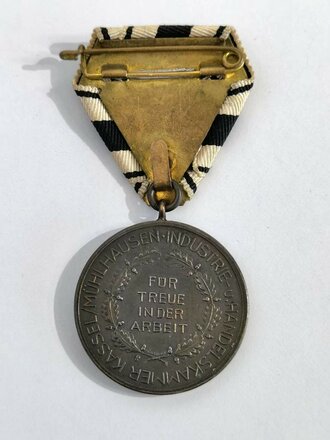 Tragbare Medaille " Für Treue in der Arbeit, Industrie u. Handelskammer Kassel/ Mühlhausen " mit Trägerband an Nadel / 33mm