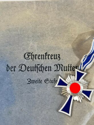 Ehrenkreuz der Deutschen Mutter in Silber mit Verleihungstüte, diese mit Hersteller " Moritz Hausch A.G., Pforzheim ", sehr guter Zustand