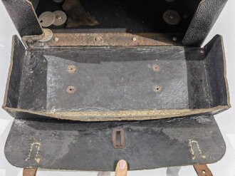 Motorrad Packtasche Wehrmacht aus Ersatzmaterial. Das Blech im Boden defekt, ein Verschlussriemen fehlt, sonst guter Gesamtzustand