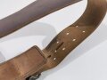 Schweden, "Sam Brown Belt" Koppelzeug für Offiziere aus braunem Leder in gutem Zustand, Gesamtlänge 113 cm