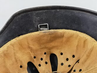 Stahlhelm Wehrmacht Modell 1940. Zusammengehöriges, in allen Teilen originales Stück. Grösse 62, nach dem Krieg schwarz lackiert für Feuerwehrzwecke