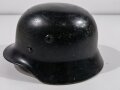 Stahlhelm Wehrmacht Modell 1940. Zusammengehöriges, in allen Teilen originales Stück. Grösse 62, nach dem Krieg schwarz lackiert für Feuerwehrzwecke