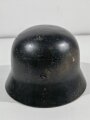 Stahlhelm Wehrmacht Modell 1940. Zusammengehöriges, in allen Teilen originales Stück. Grösse 62, nach dem Krieg schwarz lackiert für Feuerwehrzwecke