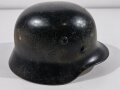 Stahlhelm Wehrmacht Modell 1940. Zusammengehöriges, in allen Teilen originales Stück. Grösse 62, nach dem Krieg schwarz lackiert für Feuerwehrzwecke