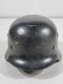 Stahlhelm Wehrmacht Modell 1940. Zusammengehöriges, in allen Teilen originales Stück. Grösse 62, nach dem Krieg schwarz lackiert für Feuerwehrzwecke