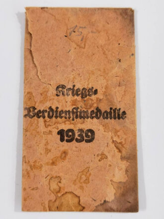 Verleihungstüte für die Kreigsverdienstmedaille 1939, Hersteller " Rudolf Berge, Gablonz ", Tüte oberhalb gerissen, verschiende alte Beschriftungen mit Bleistift und Kugelschreiber