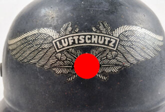 Stahlhelm Luftschutz, ungereinigtes Stück, der Kinnriemen aus Ersatzmaterial