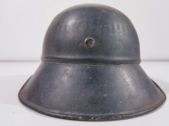 Stahlhelm Luftschutz, ungereinigtes Stück, der Kinnriemen aus Ersatzmaterial