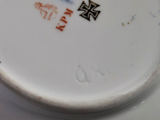 Königliche Porzellan-Manufaktur Berlin, Tasse mit zugehöriger Untertasse, Eisernes Kreuz 1.Klasse 1914. Ungeschädigt