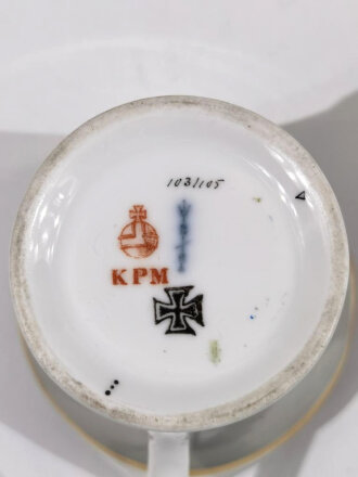 Königliche Porzellan-Manufaktur Berlin, Tasse mit zugehöriger Untertasse, Eisernes Kreuz 1.Klasse 1914. Ungeschädigt