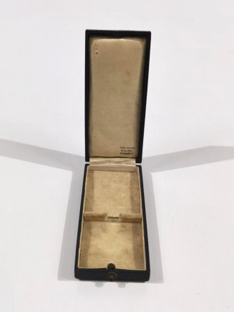 Ehrenkreuz der Deutschen Mutter in Gold im Etui mit Hersteller " Wilhelm Deumer, Lüdenscheid" , Etui mit Gebrauchsspuren, sonst guter Gesamtzustand