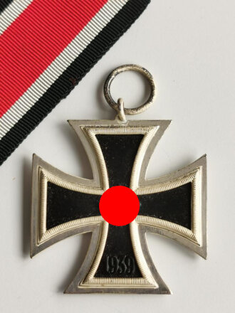 Eisernes Kreuz 2. Klasse 1939 mit Hersteller 100 im Bandring für " Rudolf Wächtler & Lange, Mittweida ", Hakenkreuz mit voller Schwärzung, schöner frostiger Zustand