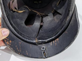 Umbau einer Pickelhaube für Mannschaften als Feuerwehrhaube