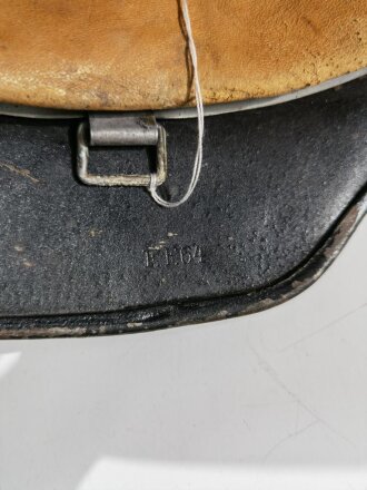 Stahlhelm Wehrmacht Modell 1935. In allen Teilen originales Stück. EF64, nach dem Krieg schwarz lackiert für Feuerwehrzwecke