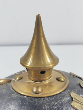 Preußen, Pickelhaube für Mannschaften, Kammerglocke des Füsilier Regiment 40. Kinnriemen neuzeitliche Reproduktion