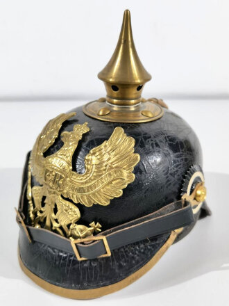 Preußen,  Pickelhaube für Mannschaften, zusammengestelltes Stück aus gereinigten originalen Teilen, der Kinnriemen ist eine neuzeitliche Kopie