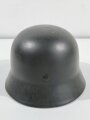 Waffen SS, Stahlhelm Modell 1940. ET64, das Abzeichen ist ein originales, für ET übliches. Leider wurde der Helm von einem Vorbesitzer auseinandergebaut und überlackiert. Deutlich um das Abzeichen herum sichtbar. Das Abzeichen selbst zu etwa 95% erhalten