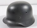 Waffen SS, Stahlhelm Modell 1940. ET64, das Abzeichen ist ein originales, für ET übliches. Leider wurde der Helm von einem Vorbesitzer auseinandergebaut und überlackiert. Deutlich um das Abzeichen herum sichtbar. Das Abzeichen selbst zu etwa 95% erhalten