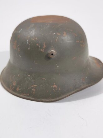 Stahlhelm Modell 1916 als Spardose. Etwa 65mm hoch, Breite unten von Seite zu Seite 100mm. Originallack