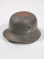 Stahlhelm Modell 1916 als Spardose. Etwa 65mm hoch, Breite unten von Seite zu Seite 100mm. Originallack