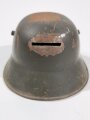 Stahlhelm Modell 1916 als Spardose. Etwa 65mm hoch, Breite unten von Seite zu Seite 100mm. Originallack