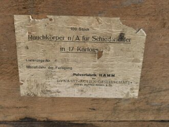 Transportkasten aus Holz für " 100 Stück Rauchkörper n/A für Schiedrichter"  Der Packzettel datiert 1938. Sicherlich für Manöver. Maße der Kiste 46 x 34 x19cm