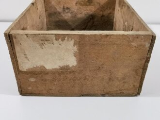 Transportkasten aus Holz für " 100 Stück Rauchkörper n/A für Schiedrichter"  Der Packzettel datiert 1938. Sicherlich für Manöver. Maße der Kiste 46 x 34 x19cm