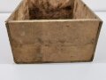 Transportkasten aus Holz für " 100 Stück Rauchkörper n/A für Schiedrichter"  Der Packzettel datiert 1938. Sicherlich für Manöver. Maße der Kiste 46 x 34 x19cm