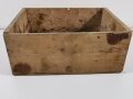 Transportkasten aus Holz für " 100 Stück Rauchkörper n/A für Schiedrichter"  Der Packzettel datiert 1938. Sicherlich für Manöver. Maße der Kiste 46 x 34 x19cm