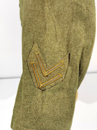 U.S. WWI  AEF Model 1917 Tunic, member of 32nd " red arrow" Division. ( Grimpettes Wood, Bellevue Farm, Fismes, Argonne, Rhine.) Two overseas stripes, good condition