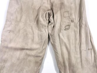 Wintertarnhose Heer. Getragenes Stück mit diversen Reparaturstellen, mit den zugehörigen Hosenträgern