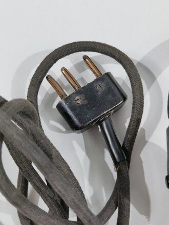 Funk Kehlkopfmikrofon mit Umschalter (Fu)b und dreipoligem Stecker. Klammer fehlt, Kabel zum Teil erneuert, Funktion nicht geprüft