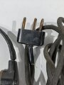 Funk Kehlkopfmikrofon mit Umschalter (Fu)b und dreipoligem Stecker. Klammer fehlt, Kabel zum Teil erneuert, Funktion nicht geprüft