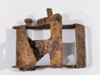 Metallbeschlag von Rückenpolster zum Feldfunkgerät der Wehrmacht, ungereinigter Bodenfund