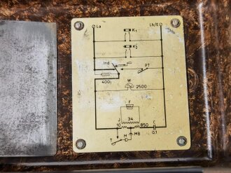 Feldfernsprecher 33 der Wehrmacht datiert 1940. Die Metallbeschläge neuzeitlich lackiert, Kabel neuzeitlich, Funktion nicht geprüft