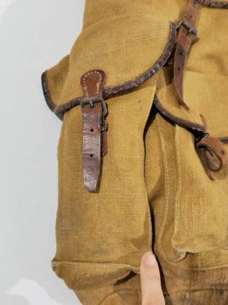 Schwerer Rucksack aus Materialresten der Wehrmacht, Nachkriegsanfertigung " Schwerter zu Pflugscharen "