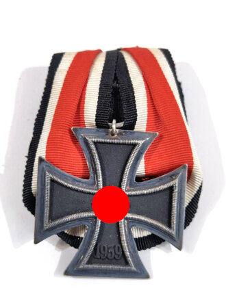 Eisernes Kreuz 2. Klasse 1939 an Einzelspange, sehr guter Zustand, Hakenkreuz mit voller Schwärzung, Magnetisch