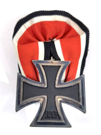 Eisernes Kreuz 2. Klasse 1939 an Einzelspange, sehr guter Zustand, Hakenkreuz mit voller Schwärzung, Magnetisch