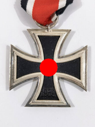 Eisernes Kreuz 2. Klasse 1939, Hersteller " 4 " im Bandring für " Steinhauer & Lück ", sehr guter Zustand, Hakenkreuz mit voller Schwärzung, magnetisch, selten