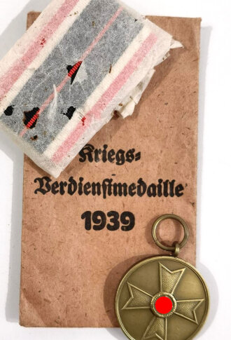 Kriegsverdienstmedaille mit Verleihungstüte diese...