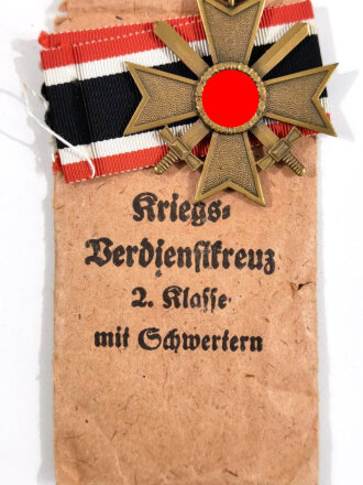 Kriegsverdienstkreuz 2. Klasse 1939 mit Schwertern ohne Hersteller ( Buntmetall ), in Verleihungstüte, diese mit Hersteller " Klein & Quenzer, Idar Oberstein " gestempelt