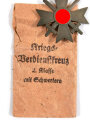 Kriegsverdienstkreuz 2. Klasse 1939 mit Schwertern ohne Hersteller ( Buntmetall ), in Verleihungstüte, diese mit Hersteller " Rudolf Souval, Wien " gestempelt