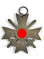 Kriegsverdienstkreuz 2. Klasse 1939 mit Schwertern ohne Hersteller ( Buntmetall ), in Verleihungstüte, diese mit Hersteller " Rudolf Souval, Wien " gestempelt