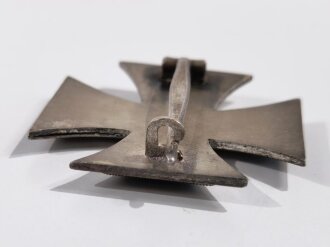 Eisernes Kreuz 1. Klasse 1939, seitlich an der rechten Zarge leicht geöffnet, sonst sehr guter Zustand, Hakenkreuz mit voller Schwärzung, magnetisch